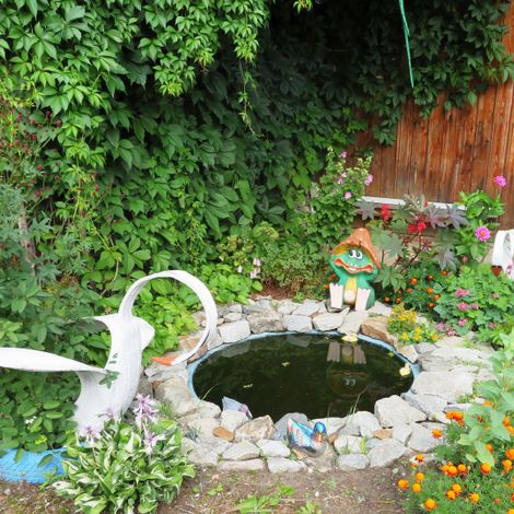 Уют в саду создаёт небольшой пруд.
