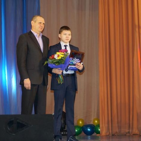 награду получает лауреат И. Медведев