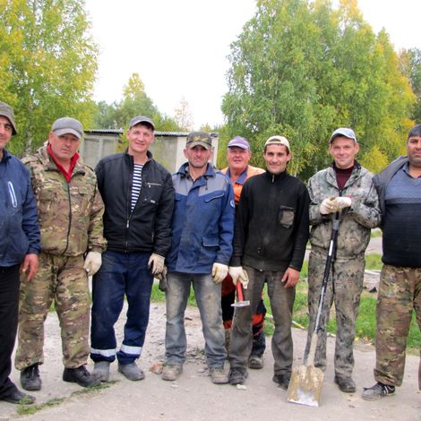 Ишимские строители (крайний слева бригадир Э. Дамиров).