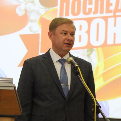 Вячеслав Елизаров поздравил выпускников.