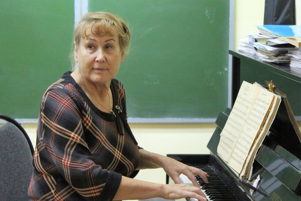 Учительница музыки в школе